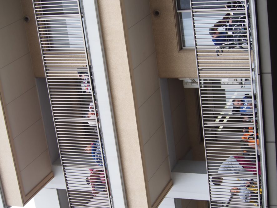 入所はベランダに避難です！